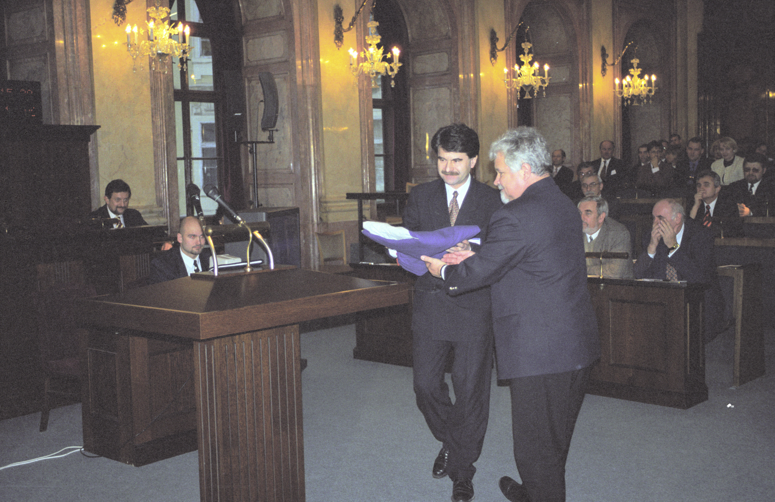 1997-11-18 První výročí Senátu - předávání vlajky 7913-24a