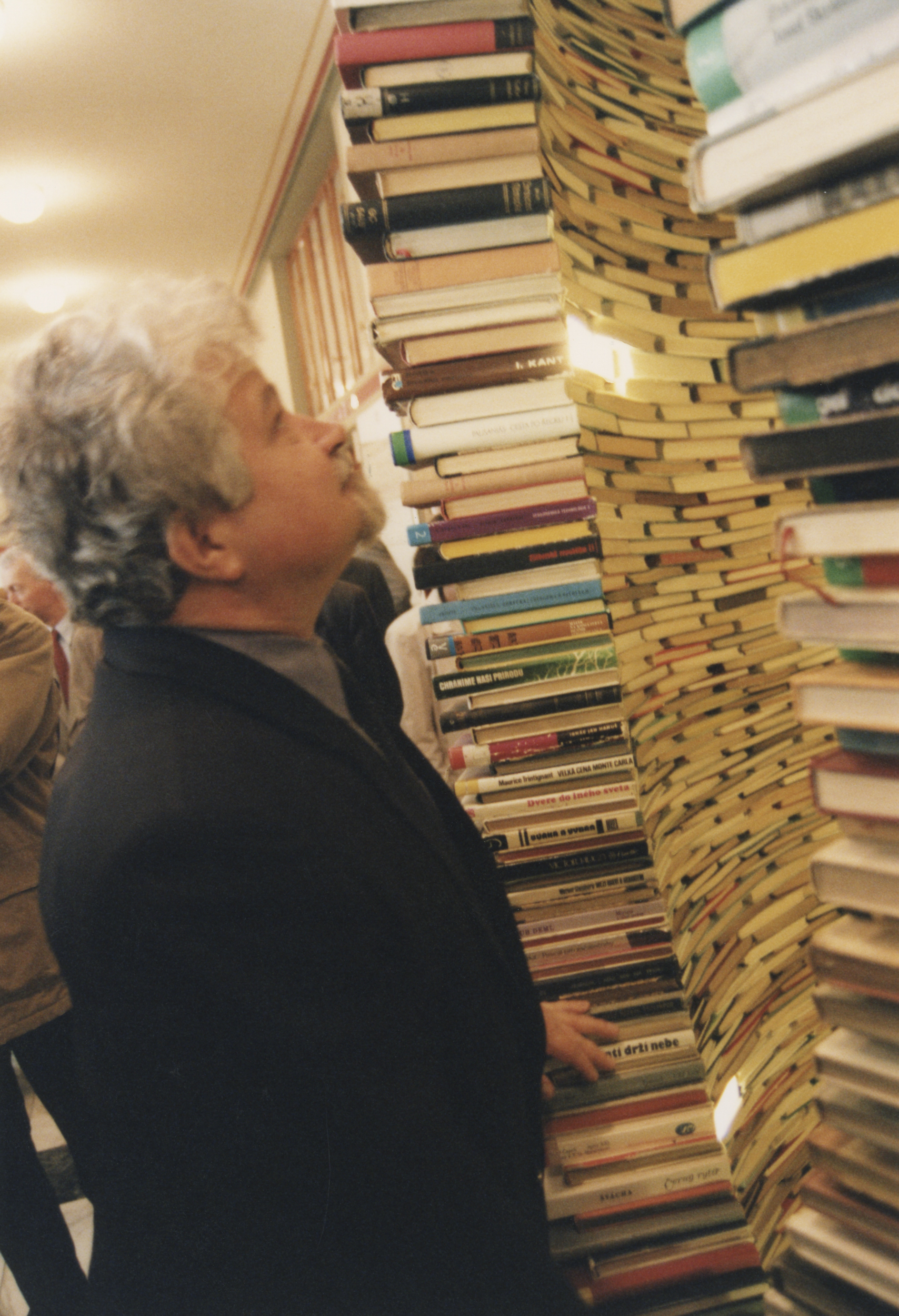 1998-04-20 Petr Pithart návštěva nověotevřené Městské knihovny v Praze