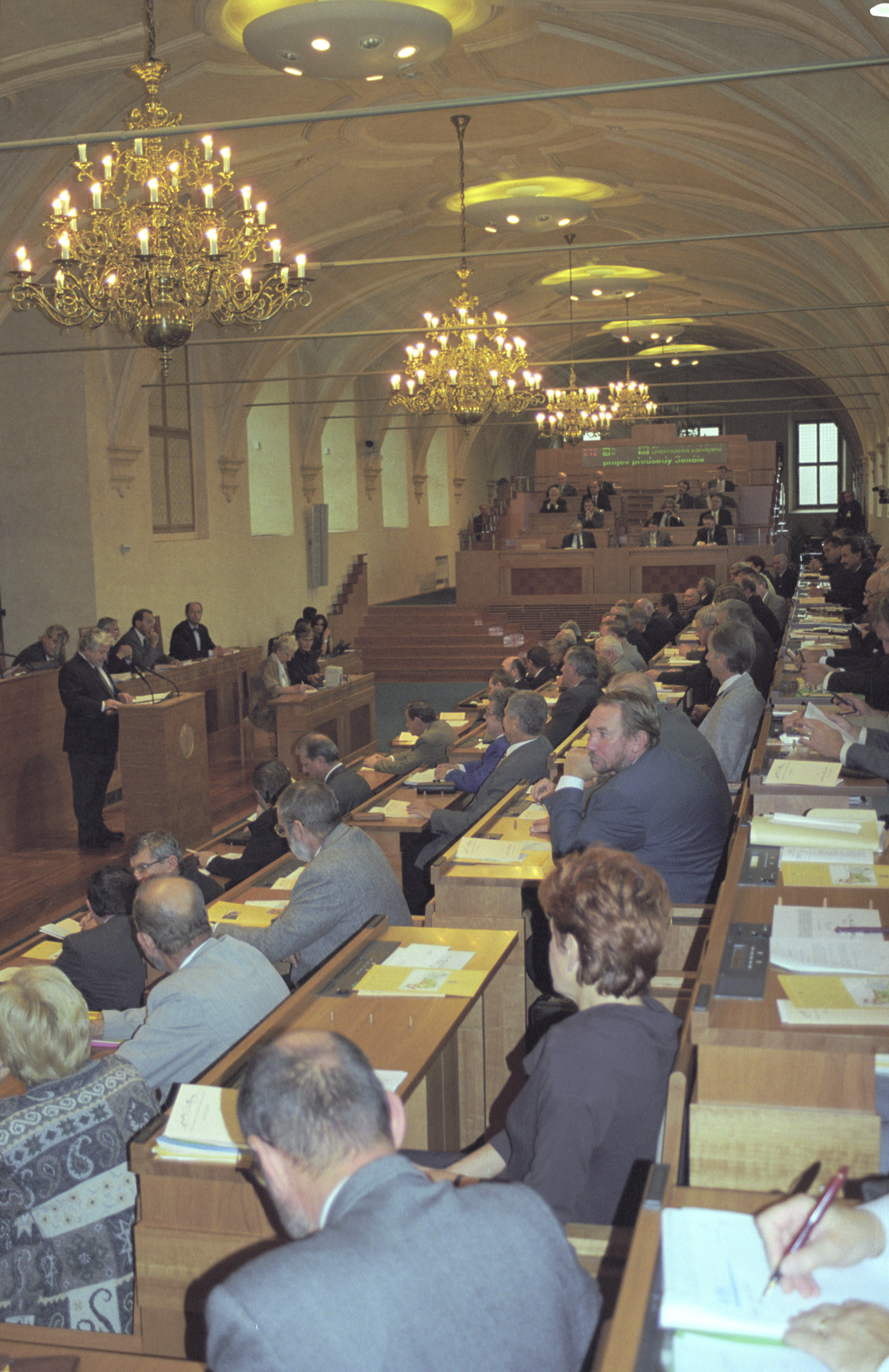1998-09-16 2_6. schůze Senátu - poprvé v nových prostorách Konírny 3317-08