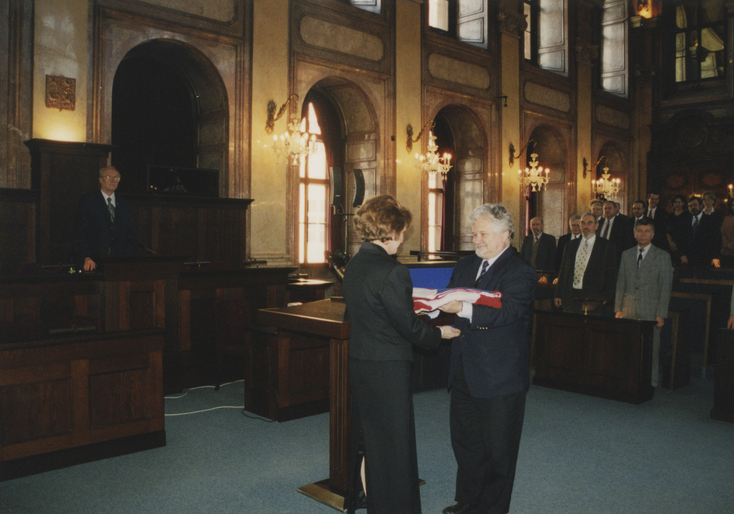 1998-12-18 Slavnostní setkání k 2. výročí ustavující schůze Senátu - předání vlajky